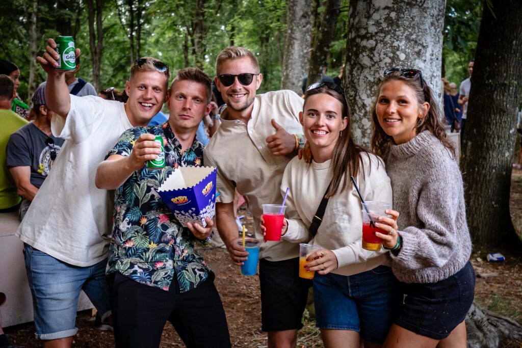 Vennegruppe smiler til kameraet