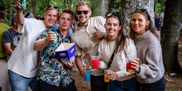 Vennegruppe smiler til kameraet